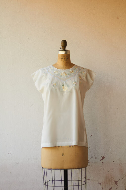 Blusa de seda  con botones espalda bordado a mano talla S o XS