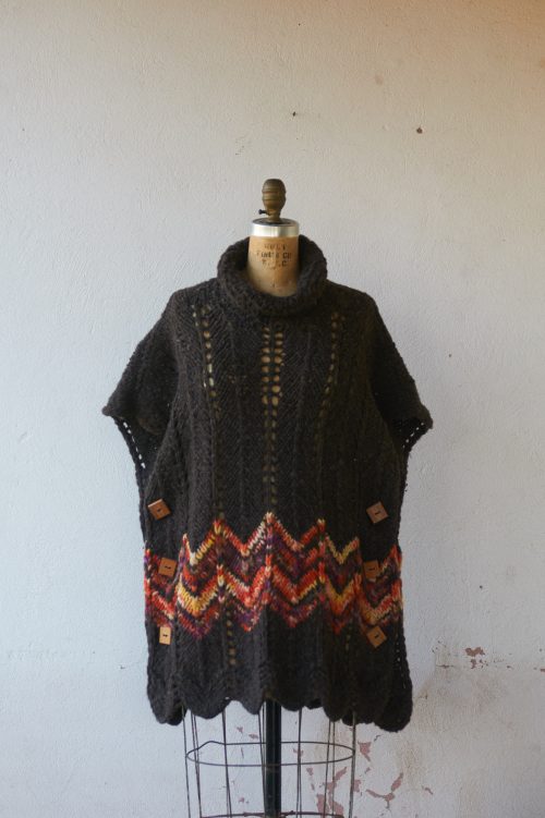 Poncho de lana y botones de madera talla única