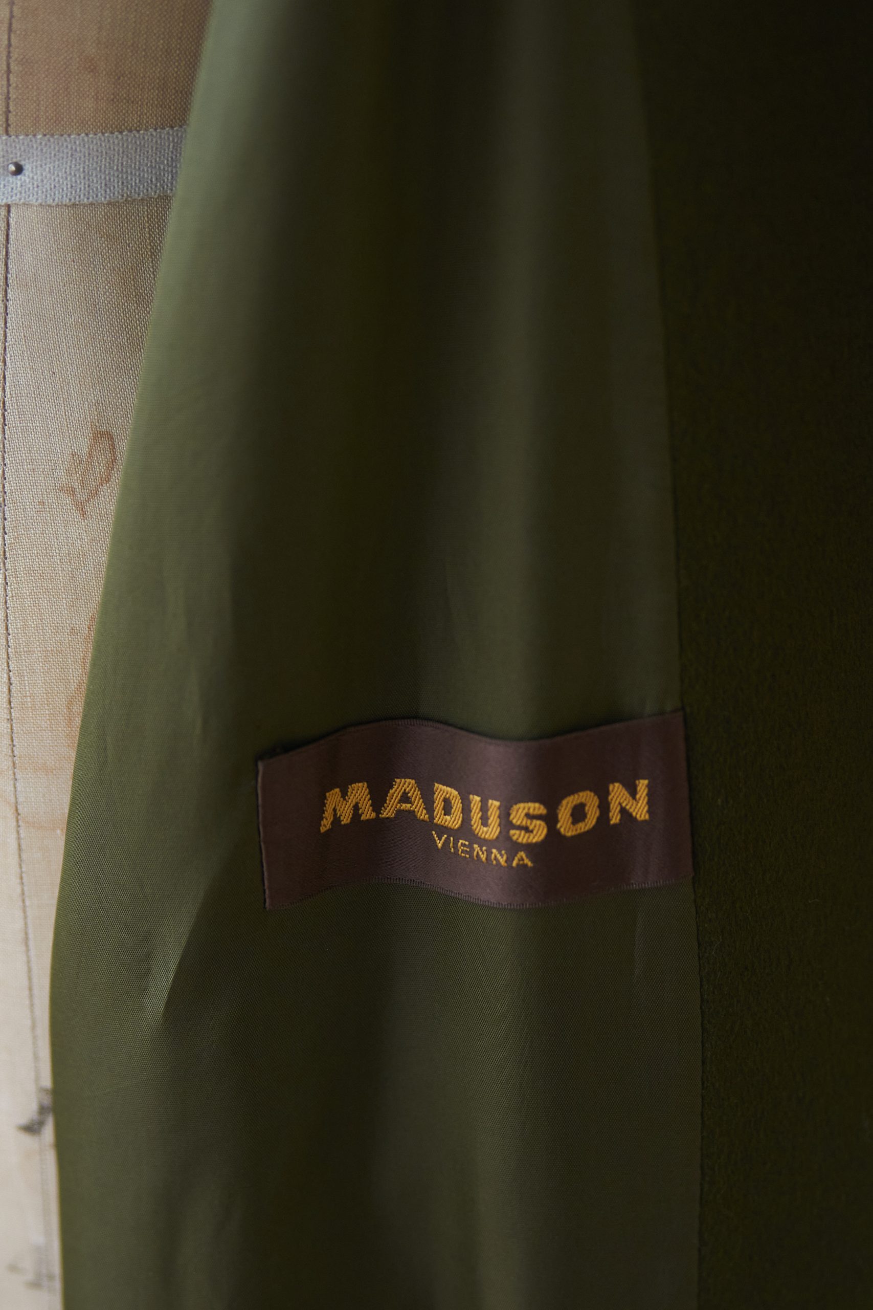 Abrigo de lana con capa Maduson hecho en Austria - Imagen 8
