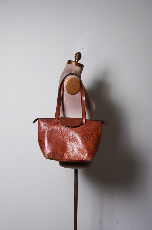 Cartera de cuero tallado