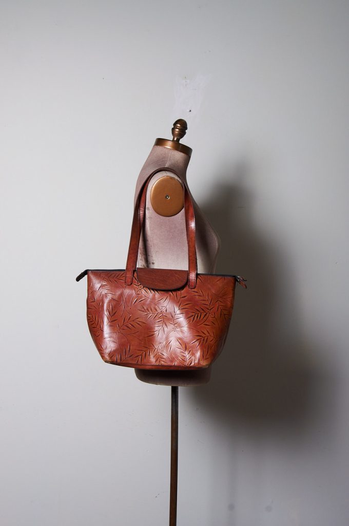 Cartera de cuero tallado